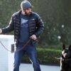 Ben Affleck se balade avec son chien, à Los Angeles, le 2 février 2012