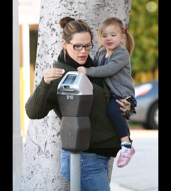 Seraphina, la fille de Jennifer Garner et Ben Affleck est la reine des parcmètres à Los Angeles le 3 février 2012. 