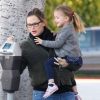 Seraphina aide sa maman à payer le ticket du parcmètre à Los Angeles le 3 février 2012