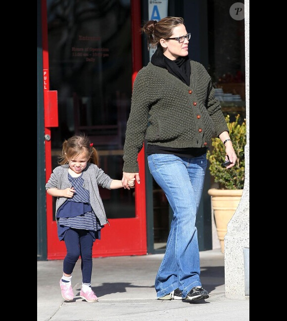 Jennifer Garner se ballade avec sa fille Seraphina à Los Angeles le 3 février 2012
