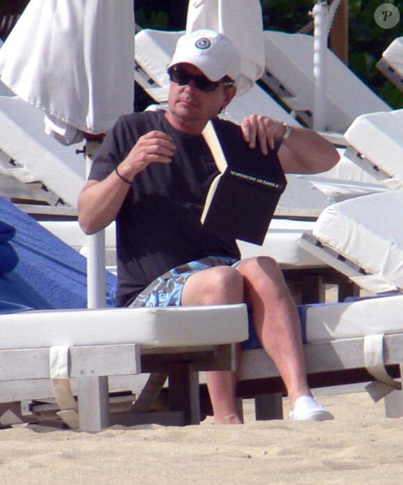 Un peu de lecture pour se détendre : Michael J. Fox à Saint-Barthélemy, le 4 février 2012.
