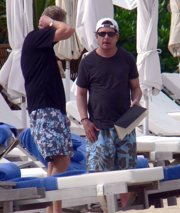 Michael J. Fox et un ami au bord d'une piscine à Saint-Barthélemy, le 4 février 2012.