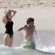 Michel J. Fox et son épouse Tracy Pollan profitent de l'océan à Saint-Barthélemy, le 5 février 2012.