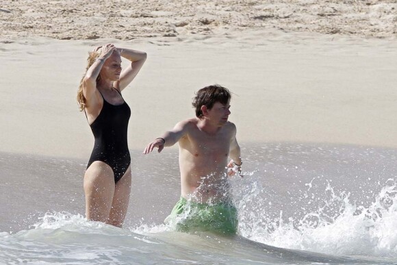 Michel J. Fox et son épouse Tracy Pollan profitent de l'océan à Saint-Barthélemy, le 5 février 2012.