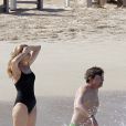Michel J. Fox et son épouse Tracy Pollan se baignent à Saint-Barthélemy, le 5 février 2012.