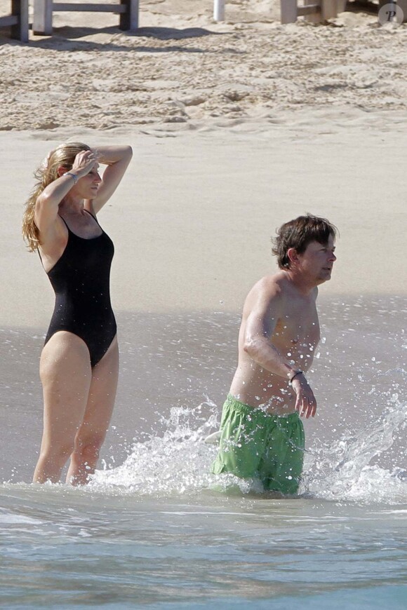 Michel J. Fox et son épouse Tracy Pollan se baignent à Saint-Barthélemy, le 5 février 2012.