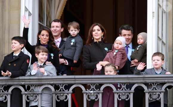 La princesse Mary en famille lors du jubilé des 40 ans de règne de Margrethe II de Danemark, le 15 janvier 2012.
La princesse Mary célébrait le 5 février 2012 son 40e anniversaire. La Maison royale a publié à cette occasion quatre nouveaux portraits officiels.
