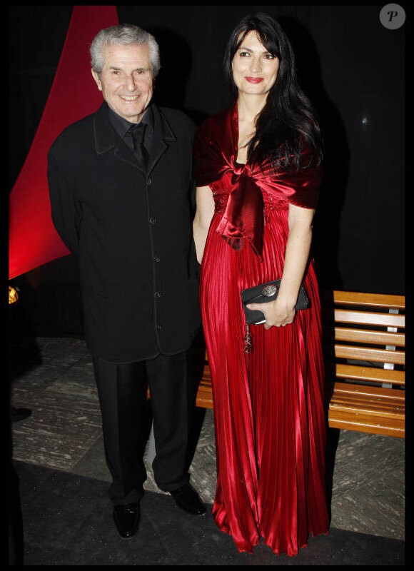 Claude Lelouch et sa compagne Valérie Perrin lors de la soirée de Gala de la 29ème nuit des neiges, à Crans-Montana, en Suisse, le 4 février 2012