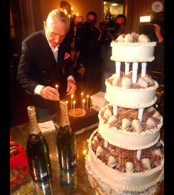 Frederic Von Anhalt prend la pose près du gâteau lors de l'anniversaire de Zsa Zsa Gabor (95 ans) chez elle à Los Angeles le 6 février 2012