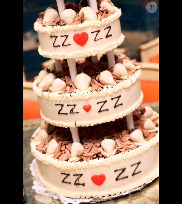 Un beau gâteau lors de l'anniversaire de Zsa Zsa Gabor (95 ans) chez elle à Los Angeles le 6 février 2012