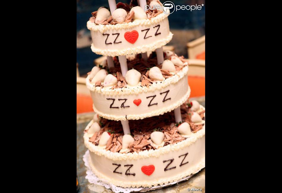 Un Beau Gateau Lors De L Anniversaire De Zsa Zsa Gabor 95 Ans Chez Elle A Los Angeles Le 6 Fevrier 12 Purepeople