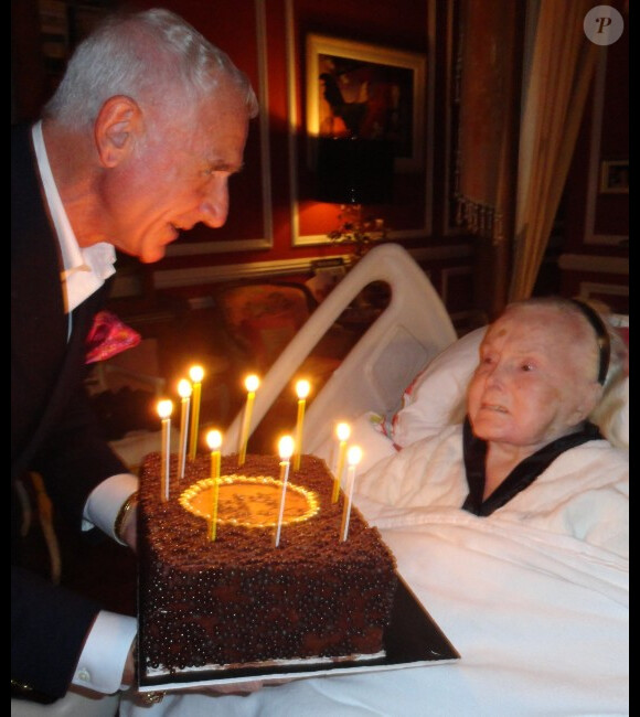 Zsa Zsa Gabor, alitée, lors de son 95ème anniversaire, à Los Angeles, le 6 février 2012