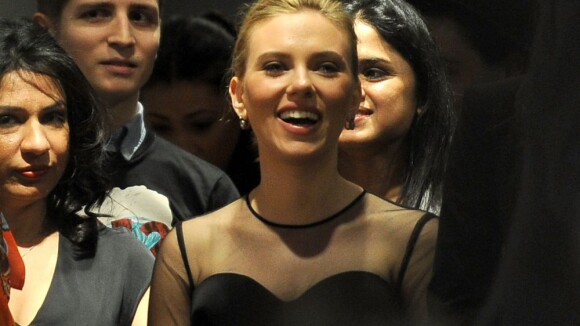 Scarlett Johansson, radieuse, fait équipe avec Anna Wintour pour Barack Obama
