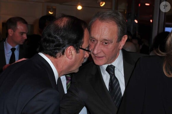 François Hollande et Bertrand Delanoë au dîner du CRIF, à Paris, le 8 février 2012.
