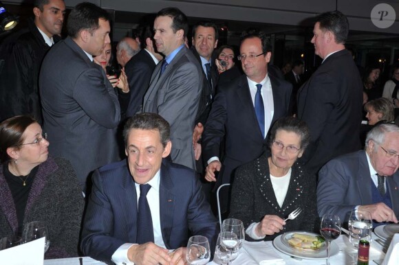 François Hollande, Nicolas Sarkozy et Simone Veil au dîner du CRIF, à Paris, le 8 février 2012.