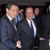 François Hollande et Nicolas Sarkozy se serrent la main au dîner du CRIF, à Paris, le 8 février 2012.