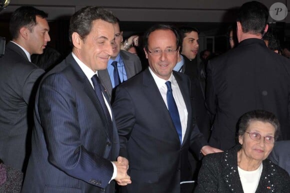 François Hollande et Nicolas Sarkozy se serrent la main au dîner du CRIF, à Paris, le 8 février 2012.