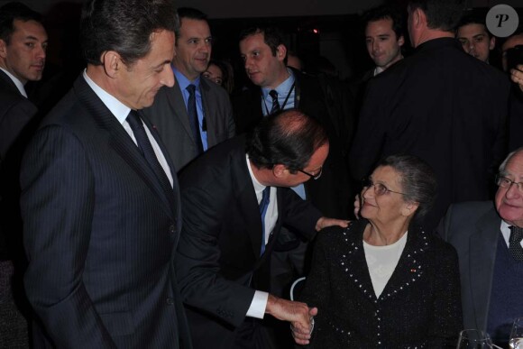 François Hollande, Nicolas Sarkozy et Simone Veil au dîner du CRIF, à Paris, le 8 février 2012.