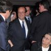 François Hollande et Nicolas Sarkozy se serrent la main, sous le regard de Simone Veil, au dîner du CRIF, à Paris, le 8 février 2012.