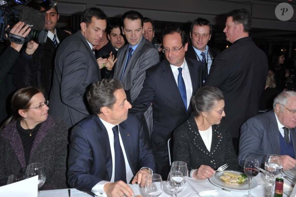 François Hollande à l'approche pour saluer Nicolas Sarkozy au dîner du CRIF, à Paris, le 8 février 2012.