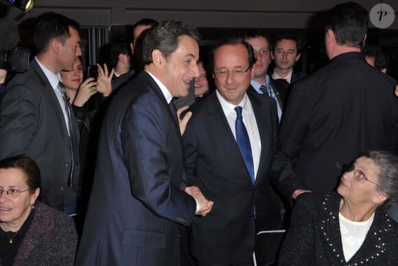 François Hollande et Nicolas Sarkozy se serrent la main au dîner du CRIF, à Paris, le 8 février 2012.