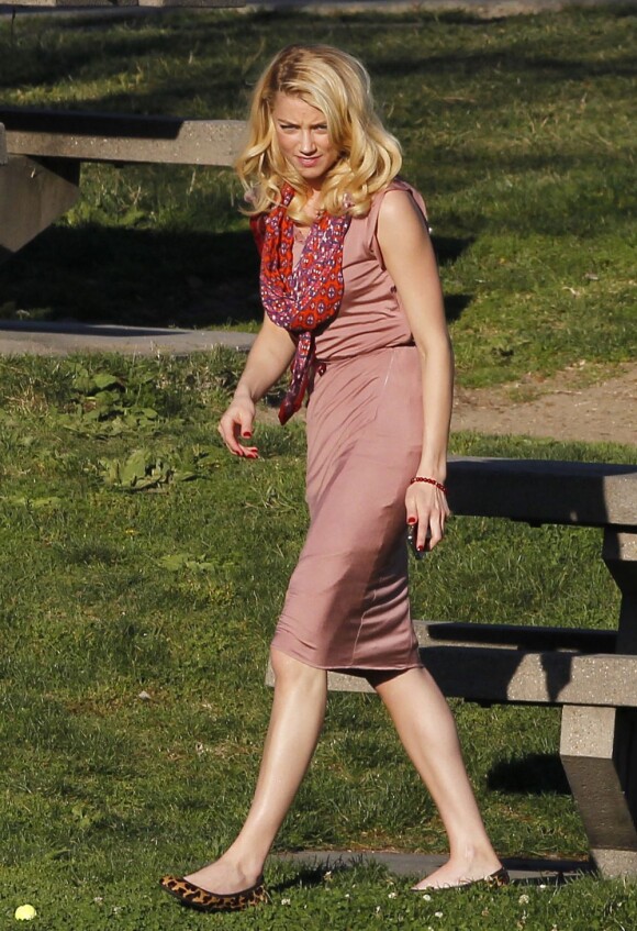 La superbe Amber Heard passe l'après-midi accompagnée de son chien dans un parc à Los Angeles, le 8 février 2012.