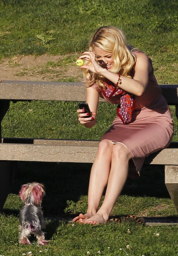 Amber Heard prend son chien en photo lors d'un après-midi dans un parc à Los Angeles, le 8 février 2012.