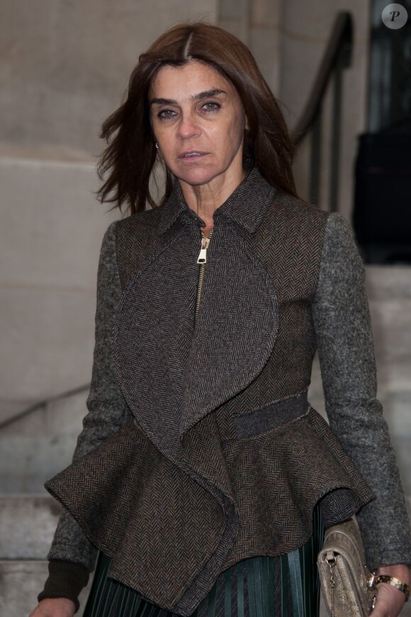 Carine Roitfeld à la sortie du Grand Palais, après le défilé Chanel haute couture à Paris. Le 24 janvier 2012.