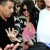 Selena Gomez tente de se frayer un chemin à l'aéroport de Buenos Aires, en Argentine, le vendredi 10 février 2012.