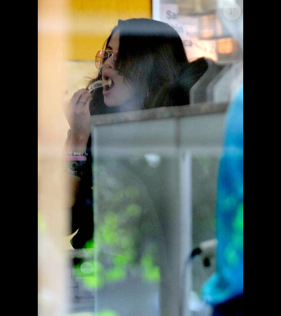Selena Gomez savoure une glace artisanale à Buenos Aires, en Argentine, le mercredi 8 février 2012.