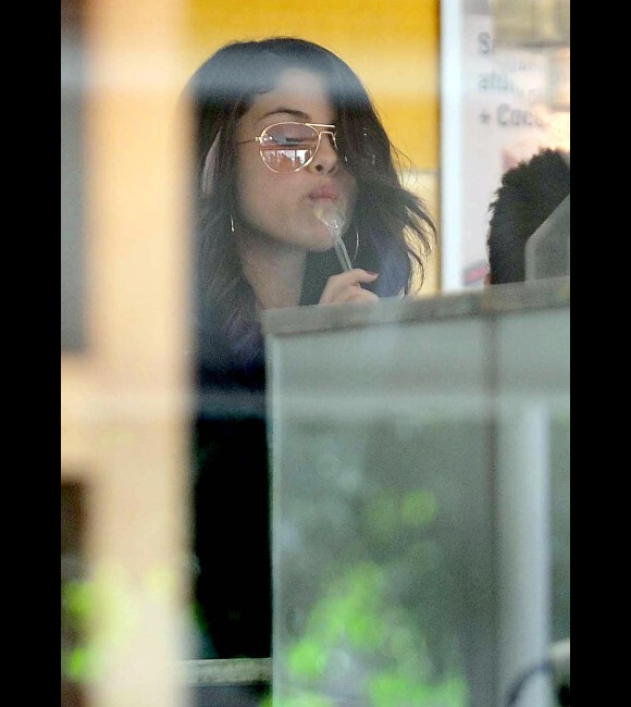 Selena Gomez savoure une glace artisanale à Buenos Aires, en Argentine, le mercredi 8 février 2012.