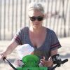 Pink s'offre une balade à vélo avec sa fille sur le siège bébé, le jeudi 2 février 2012, à Venice Beach.