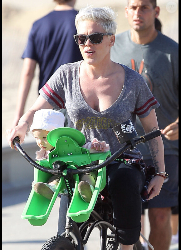 Pink s'offre une balade à vélo avec sa fille sur le siège bébé, le jeudi 2 février 2012, à Venice Beach.