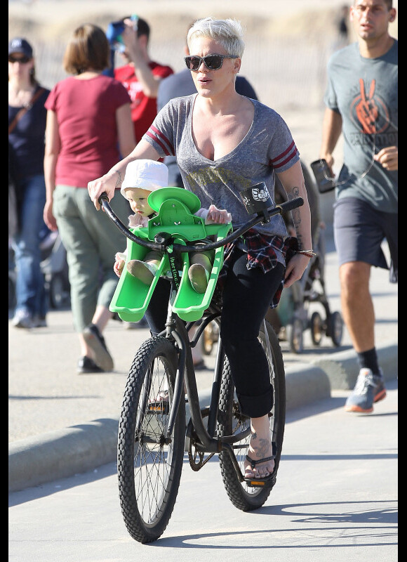 Pink s'offre une balade à vélo avec sa fille sur le siège bébé, le jeudi 2 février 2012, à Venice Beach.