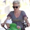 Pink s'offre une balade à vélo avec sa fille sur le siège bébé, le jeudi 2 février 2012, à Venice Beach.