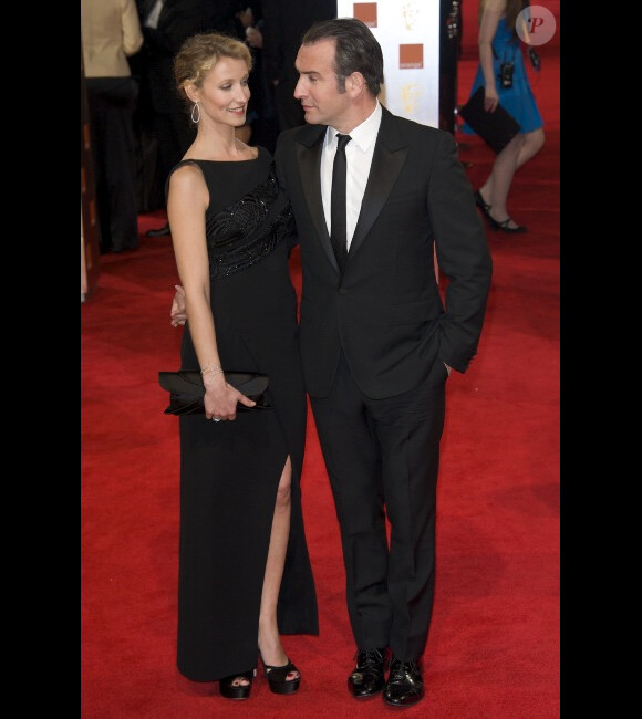 Le couple Alexandra Lamy et Jean Dujardin lors de la cérémonie des BAFTA le 12 février 2012 à Londres