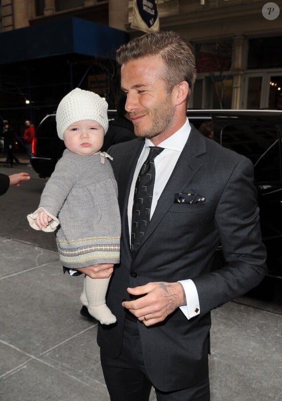 David Beckham et sa fille Harper à New York après le show de Victoria en plein coeur de Manhattan. Le 2 février 2012