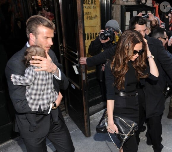 Victoria et David Beckham sortent d'un restaurant à New York le 12 février 2012 en marge de la Fashion Week new-yorkaise avec leur adorable fille Harper