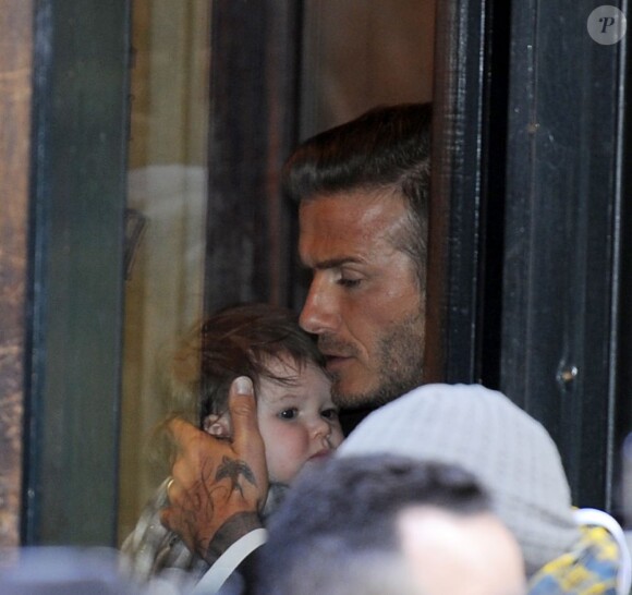Victoria et David Beckham sortent d'un restaurant à New York le 12 février 2012 en marge de la Fashion Week new-yorkaise avec leur adorable fille Harper