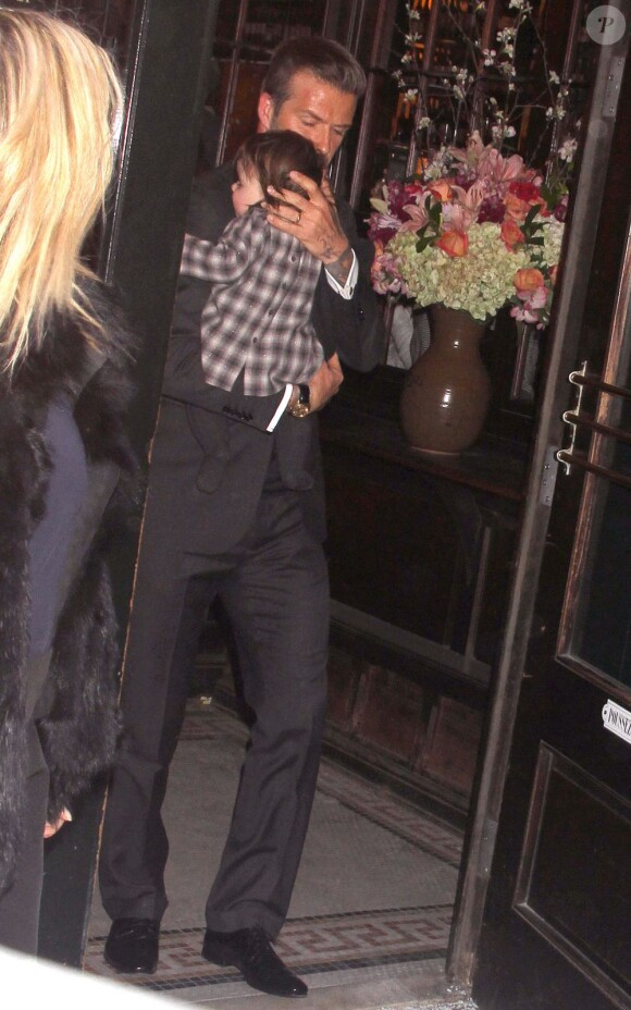 Victoria et David Beckham sortent d'un restaurant à New York le 12 février 2012 en marge de la Fashion Week new-yorkaise avec leur adorable fille Harper
