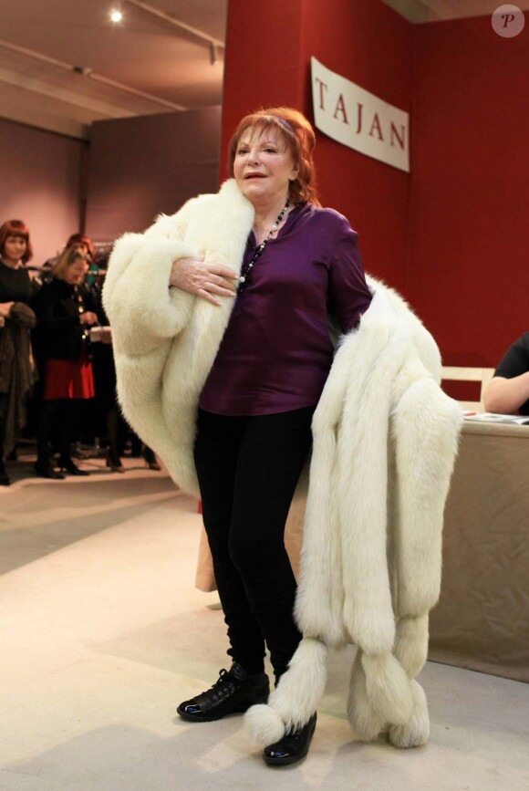 Régine lors de la ventes aux enchères de ses vêtements et bijoux, à l'espace Tajan, le 4 février 2012.