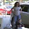 Alicia Keys garde un oeil sur son fils Egypt le 31 janvier 2012 à Hawaï