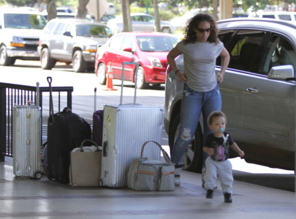 Alicia Keys garde un oeil sur son fils Egypt le 31 janvier 2012 à Hawaï
