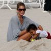 Doutzen Kroes : moment complice avec son fils Phyllon le 14 février 2012 à Miami