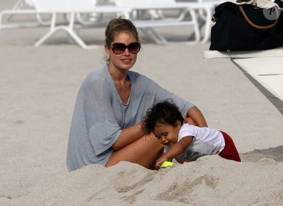Doutzen Kroes : moment complice avec son fils Phyllon le 14 février 2012 à Miami