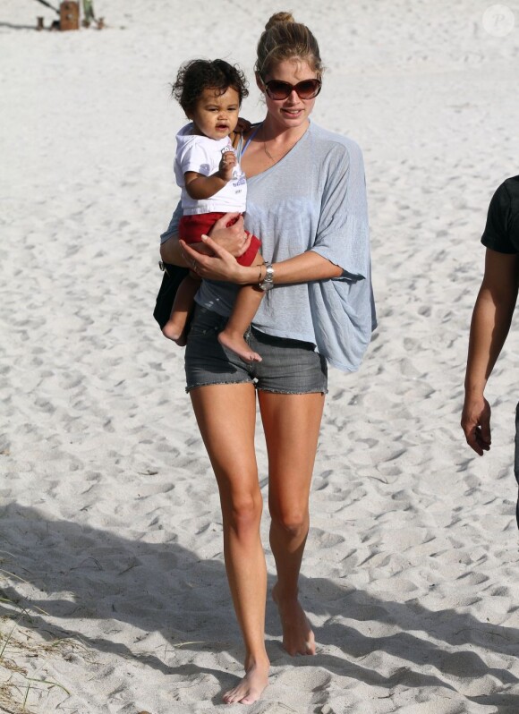 Doutzen Kroes et son fils Phyllon à la plage à Miami le 14 février 2012