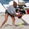 Doutzen Kroes joueuse et attendrie à la plage à Miami avec son adorable fiston Phyllon