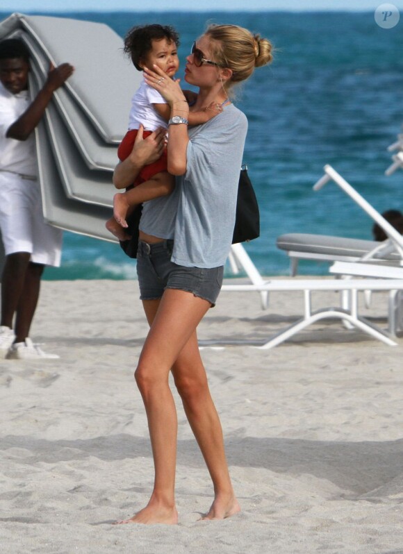Doutzen Kroes à la plage à Miami avec son adorable fiston Phyllon
