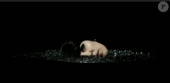 La Grande Sophie dans le clip de Ne m'oublie pas réalisé par Valérie Pirson. Ne m'oublie pas, extrait de l'album La Place du fantôme, sorti le 13 février 2012.
