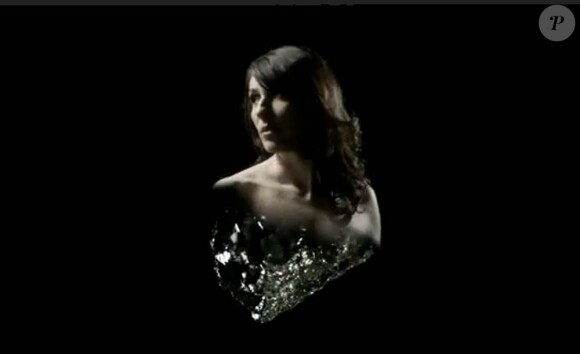 Le corps de la Grande Sophie existe au rythme de sa chanson Ne m'oublie pas dans le clip réalisé par Valérie Pirson. Ne m'oublie pas, extrait de l'album La Place du fantôme, sorti le 13 février 2012.
